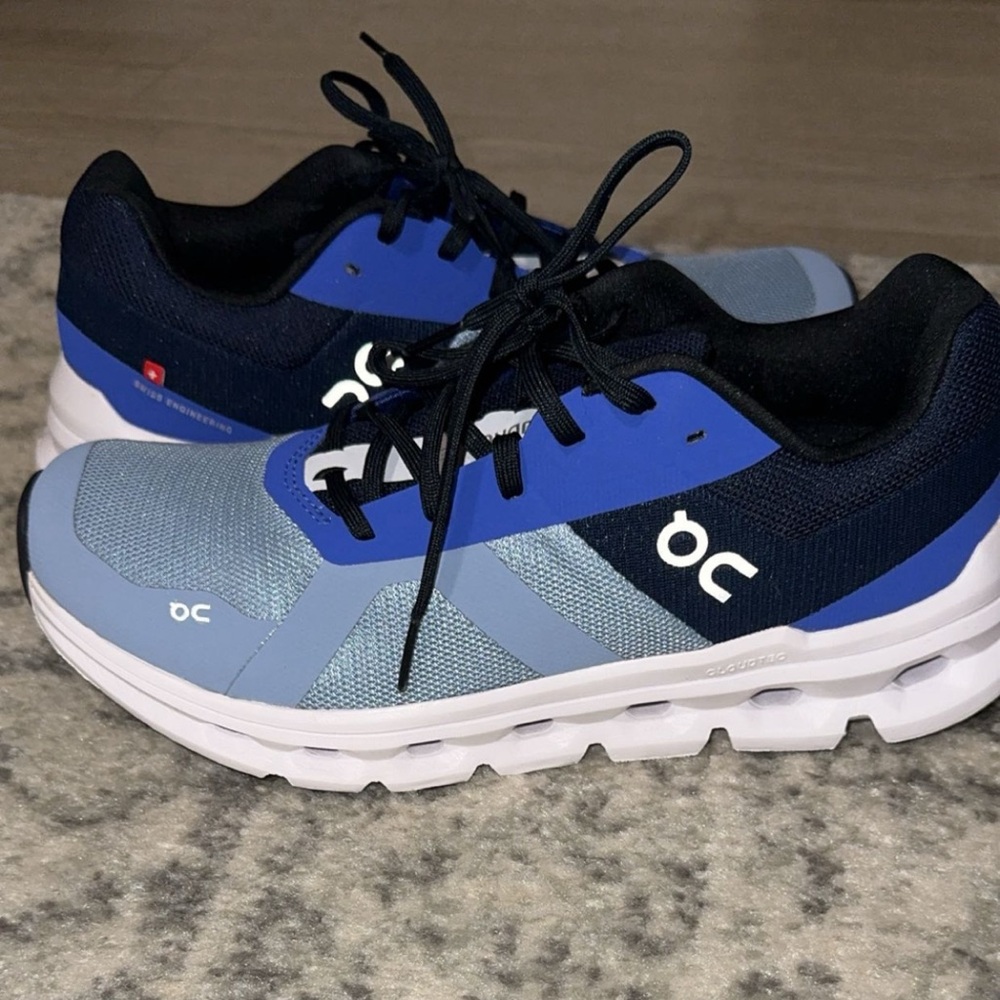 Women’s on cloud shoes, size 9.5